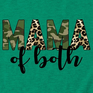 Dettaglio della stampa Mama of Both con texture mimetica e leopardata su t-shirt