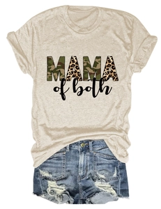 Dettaglio della stampa Mama of both leopardata mimetica su t-shirt beige e shorts jeans
