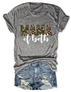 T-shirt grigia Mama of Both con stampa mimetica leopardata e pantaloncini di jeans