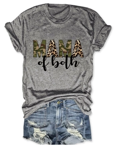 Dettaglio della t-shirt grigia con stampa Mama of Both in stile mimetico e leopardato
