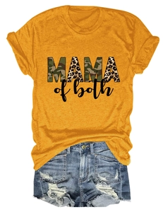 Dettaglio della scritta mama of both con stampa mimetica e leopardata su t-shirt gialla