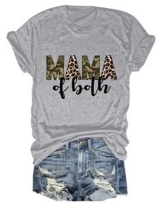 Dettaglio della maglietta grigia con stampa MAMA of both mimetica leopardata e shorts