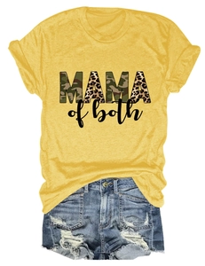 Dettaglio della maglietta Mama of Both con stampa leopardata mimetica e shorts