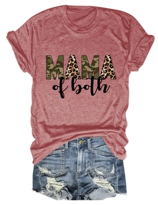 T-shirt rosa retrò con stampa MAMA leopardata e pantaloncini di jeans a terra