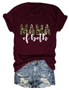 Dettaglio della maglietta bordeaux MAMA of both con stampa leopardata e shorts di jeans