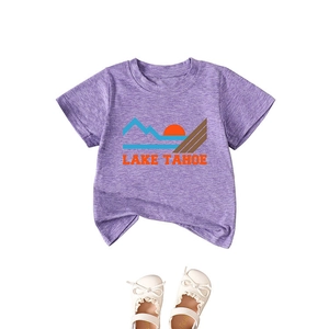 Lila Kinder-T-Shirt Lake Tahoe mit Berggrafik und weißen Schuhen im Set