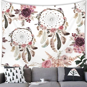 Detail eines böhmischen Traumfänger-Wandteppichs mit Rosen und Federn an einer grauen Wand