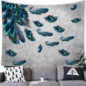 Details des blau-grünen Federtapisserie-Wandteppichs über einem modernen Sofa