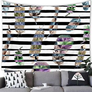 Detailansicht eines böhmischen Feder-Wandteppichs über einem grauen Sofa im Wohnzimmer