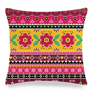 Detailmuster eines ethnischen Leinenkissenbezugs mit floralen Boho-Motiven