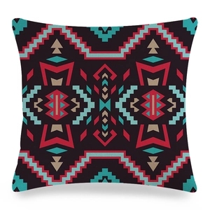 Détail d'une housse de coussin en lin avec motifs géométriques et texture tissée