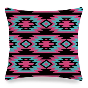 Détail de la housse de coussin en lin avec motif aztèque rose et turquoise brodé