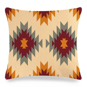 Détail de la housse de coussin en lin avec motif géométrique et texture tissée en gros plan