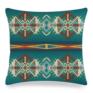 Détail du motif géométrique tribal sur la housse de coussin en lin bleu et beige