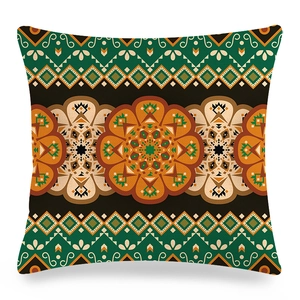 Détail de la housse de coussin en lin avec motifs mandala vert et orange géométrique