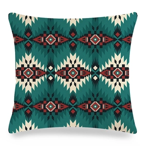 Vue détaillée du motif aztèque géométrique sur la housse de coussin en lin texturé
