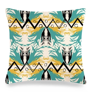 Vue détaillée de la housse de coussin en lin avec motif géométrique et texture plume