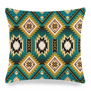Gros plan sur la texture du lin et les motifs géométriques ethniques de la housse de coussin