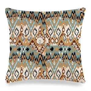 Housse de coussin en lin à motif géométrique ikat bleu et marron sur fond blanc