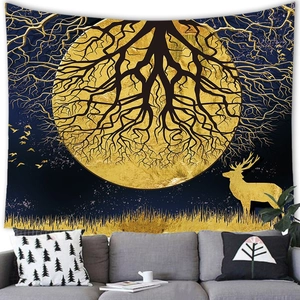 Dettaglio dell'arazzo albero della vita con luna dorata e alce sopra un divano grigio