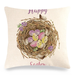 Détail de la housse de coussin de Pâques en lin avec nid d'oiseau et œufs colorés