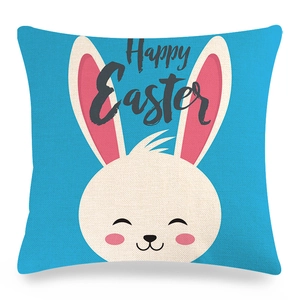 Detail der Leinen-Osterkissenhülle mit Happy Easter Text und süßem weißem Hasen