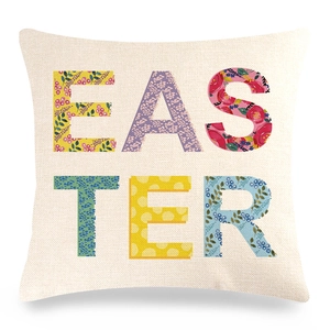 Oster-Kissenbezug aus Leinen mit bunten floralen Patchwork-Buchstaben auf Weiß
