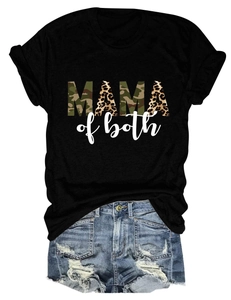 Dettaglio della maglietta Mama of both con stampa leopardata e pantaloncini in denim