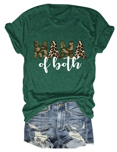 T-shirt verde Mama of Both con stampa mimetica leopardata e pantaloncini di jeans