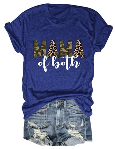 Dettaglio flat lay della t-shirt Mama of Both con stampa mimetica e leopardata e shorts
