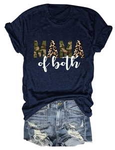 Dettaglio della t-shirt blu con scritte MAMA of both mimetiche e leopardate