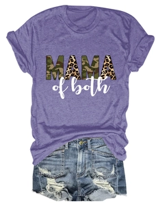 Dettaglio della maglietta Mama of Both con stampa mimetica e leopardata e shorts di jeans