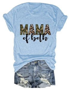 Dettaglio della stampa Mama of Both con motivi camo e leopardati su t-shirt azzurra