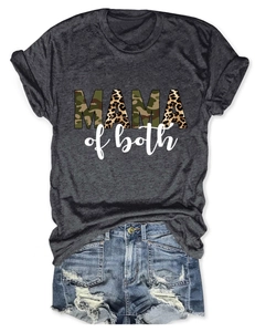 Dettaglio della stampa leopardata mimetica Mama of both su t-shirt grigio antracite