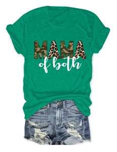 Dettaglio della stampa mama of both con motivi camo e leopardati su t-shirt in cotone verde