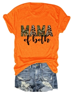 Dettaglio della maglietta arancione Mama of Both con stampa leopardata e shorts in denim