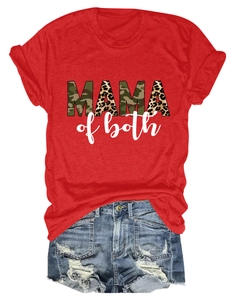 Dettaglio della stampa Mama of Both su t-shirt rossa con motivi camo e leopardati