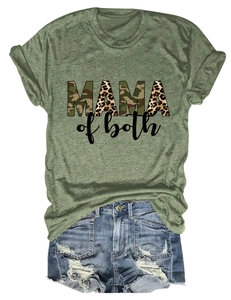 Dettaglio della stampa Mama of both con motivi leopardati e camo su t-shirt verde