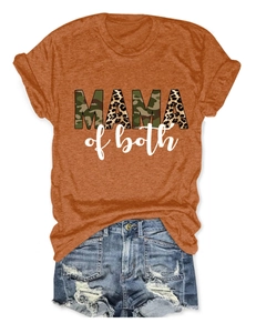 Dettaglio della stampa Mama of Both con motivi mimetici e leopardati su t-shirt arancione