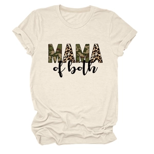 Dettaglio della stampa Mama of Both con motivi camo e leopardati su t-shirt beige