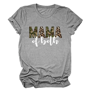 Dettaglio della t-shirt grigia MAMA of both con texture mimetica e stampa leopardata