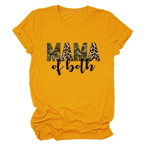 Dettaglio della stampa Mama of Both con motivi camo e leopardati su t-shirt giallo senape