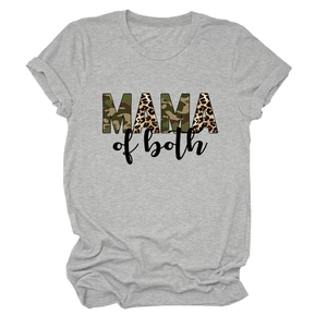 Dettaglio della stampa Mama of both con motivi mimetici e leopardati su t-shirt grigia