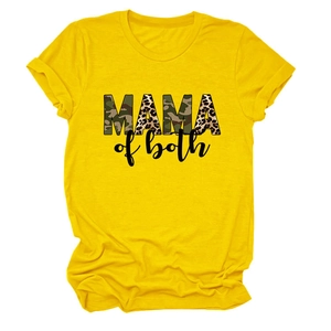 Dettaglio della t-shirt gialla in cotone con stampa Mama of Both in camo e leopardo