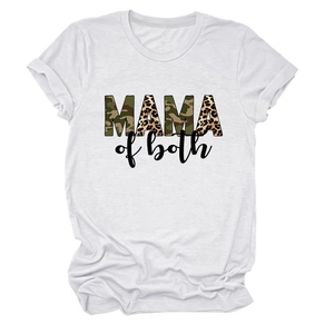 Dettaglio della stampa Mama of Both con texture mimetica e leopardata su t-shirt