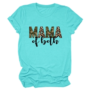 Dettaglio della t-shirt verde menta con stampa MAMA of both in motivi mimetici e leopardati