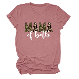 Dettaglio di maglietta rosa con testo Mama of Both e motivi camo e leopardati