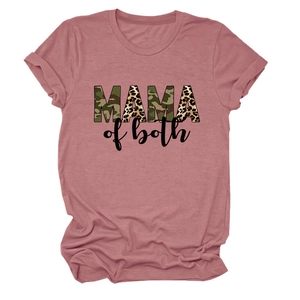 Dettaglio della stampa Mama of both con motivi mimetici e leopardati su t-shirt malva