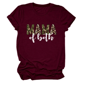 Dettaglio della t-shirt bordeaux con stampa Mama of both in mimetico e leopardato