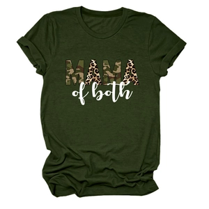 Dettaglio della stampa Mama of Both camo leopardata su t-shirt girocollo verde oliva